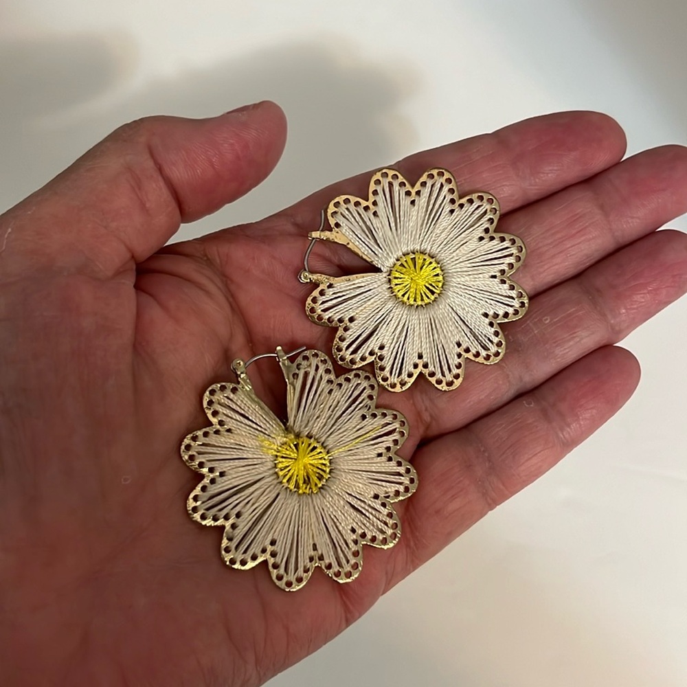 Dangling earrings floral daisy shape white yellow retro boho hippo 70’s 80’s Y2K - Picture 7 of 11